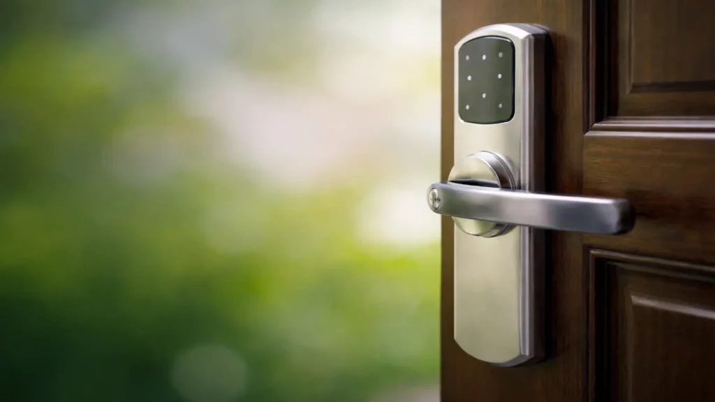 Cerradura de seguridad moderna en puerta de madera con sistema electrónico